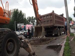 Асфальт провалился на улице Толе би в Алматы 