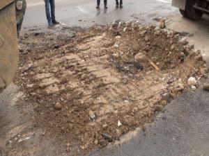 Асфальт провалился на улице Толе би в Алматы 