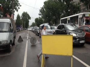 Асфальт провалился на улице Толе би в Алматы 