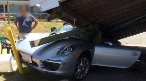 Вот так помылся: в Соединённых Штатах пенсионер за рулём Porsche сравнял с землёй автомойку