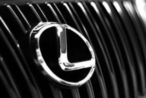 Задержана пристав, разъезжавшая на арестованном за долги Lexus