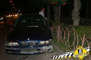 Водитель BMW снес ограждения из-за подрезавшей его машины в Алматы