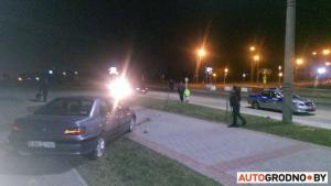 В Гродно пьяный водитель скрываясь от ГАИ выехал на тротуар и перевернулся 