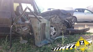 В Алматы водитель Volkswagen на встречке совершил сильное лобовое столкновение 