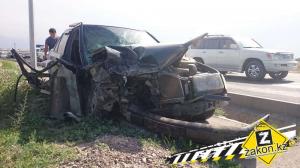 В Алматы водитель Volkswagen на встречке совершил сильное лобовое столкновение 