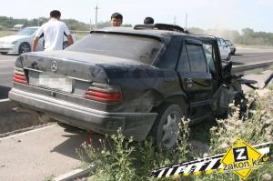 В Алматы водитель Volkswagen на встречке совершил сильное лобовое столкновение 