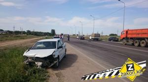 В Алматы водитель Volkswagen на встречке совершил сильное лобовое столкновение 