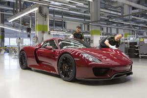 Компания Porsche выпустила последний супергибрид 918 Spyder