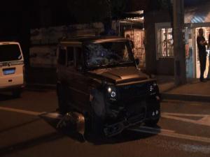 Mercedes-Benz G-Class снес Nissan Note в Алматы 