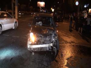 Mercedes-Benz G-Class снес Nissan Note в Алматы 