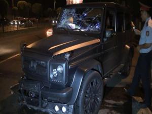 Mercedes-Benz G-Class снес Nissan Note в Алматы 