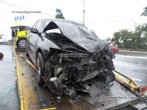 В Киеве на мосту Патона водитель Skoda Octavia с армейскими номерами устроил ДТП