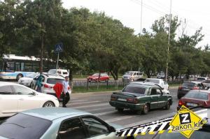 Пожилой пешеход пострадал в результате столкновения двух авто в Алматы 