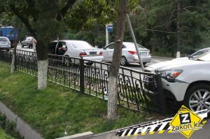 Пожилой пешеход пострадал в результате столкновения двух авто в Алматы 