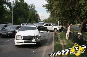 Пожилой пешеход пострадал в результате столкновения двух авто в Алматы 