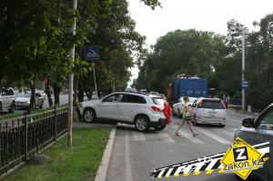 Пожилой пешеход пострадал в результате столкновения двух авто в Алматы 