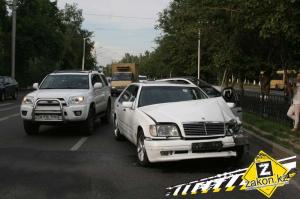 Пожилой пешеход пострадал в результате столкновения двух авто в Алматы 