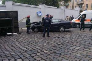 В центре Львова перевернулся грузовик с водкой, есть пострадавшие