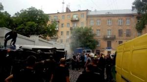 В центре Львова перевернулся грузовик с водкой 
