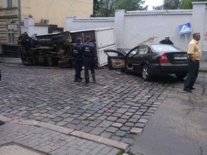 В центре Львова перевернулся грузовик с водкой 