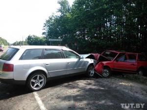 В лобовом столкновении Audi и VW в Лунинецком районе пострадали три человека