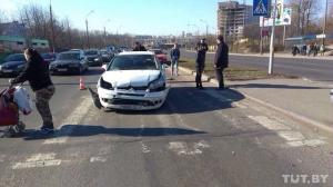 Объезжая столкнувшиеся машины водитель Volkswagen снес светофор в Минске 