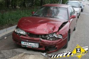 Не проскочил: водитель Mitsubishi столкнулся с двумя машинами в Алматы 