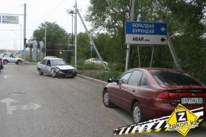 Не проскочил: водитель Mitsubishi столкнулся с двумя машинами в Алматы 