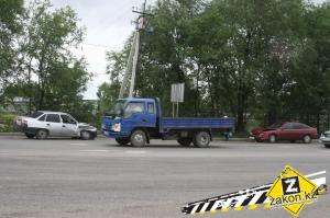 Не проскочил: водитель Mitsubishi столкнулся с двумя машинами в Алматы 