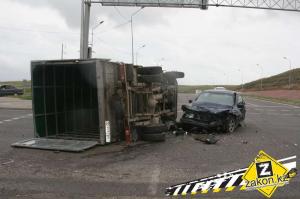 Неудачный левый поворот: в Алматы BMW перевернула Газель 