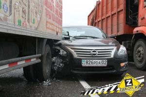 В Алматы водитель Nissan врезался в грузовую машину