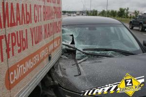 В Алматы водитель Nissan врезался в грузовую машину 