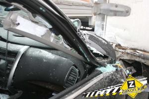 В Алматы водитель Nissan врезался в грузовую машину 