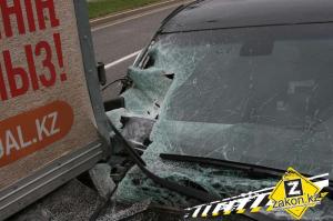 В Алматы водитель Nissan врезался в грузовую машину 