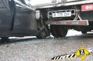 В Алматы водитель Nissan врезался в грузовую машину 