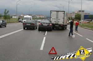 В Алматы водитель Nissan врезался в грузовую машину 