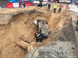 В Минске VW на скорости рухнул в глубокий котлован: водитель не справилась с управлением