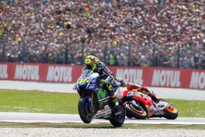 Контакт в последнем повороте гонки MotoGP в Ассене: мнения Росси и Маркеса разошлись