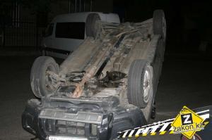 В Алматы водитель Honda перевернул машину, объезжая собаку