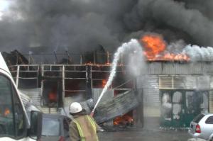 В Харькове во время пожара на СТО сгорело 7 авто. Пострадали 6 человек