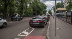 Дипломатов Казахстана уличили в парковке на велодорожке в Москве