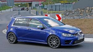 На трассе Нюрбургринг мелькнул Volkswagen Golf R400