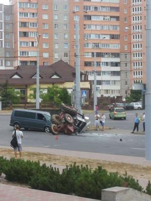 В Минске после столкновения с микроавтобусом опрокинулся трактор 