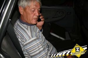 В Алматы пьяный мужчина разбил машину уснувшего после гулянки приятеля 