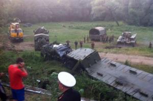 В Крыму водитель тягача не справился с управлением и уронил в кювет танк
