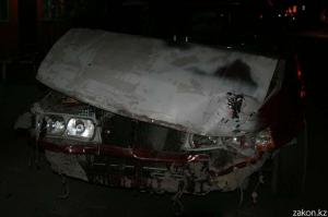 В Алматы автомобиль при аварии повредил дорожный знак 
