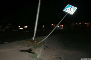 В Алматы автомобиль при аварии повредил дорожный знак 