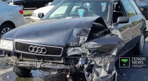 Пассажирский автобус снес бетонное ограждение и едва не упал с моста в Алматы