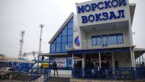 Более 400 легковых машин ждут переправы в Крым через Керченский пролив