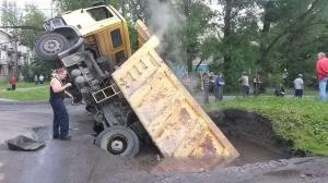 В Петербурге фура с асфальтом провалилась в огромную дыру в асфальте